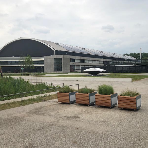Plantenbakken als groene wegafzetting